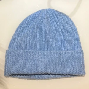 Blå cashmere mössa - Fin mössa av 100% cashmere. Knappt använd, bra skick!