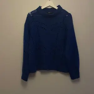 Superfin tröja från Gina, köpt för många år sedan! Har använt väl och har inga skador eller liknande, superfin blå färg! Köpt för ca 300kr❤️