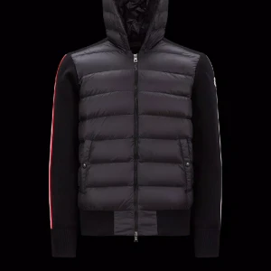 Moncler cardigan - Säljer min Moncler cardigan som jag haft nu i 2 och ett halv år. 