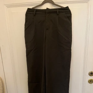 Kostymbyxor  - Gråa kostymbyxor från H&M i mycket gott skick💗 de är ljusare i färgen än på första bilden, andra bilden är mer accurate!  Är helt raka i modellen💗