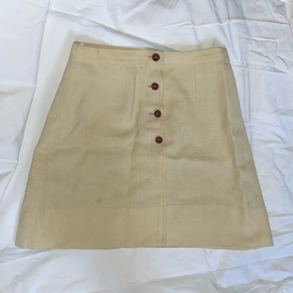 Vintage miniskirt i linnetyg med träknappar Liten grå fläck (tredje bilden). Kjolar.