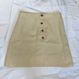 Vintage miniskirt i linnetyg med träknappar Liten grå fläck (tredje bilden)