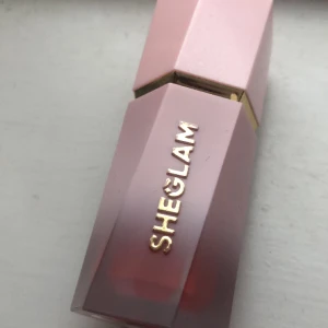 Blush - Säljer min sheglam blush från shein eftersom jag inte använder den. Super bra pigment och färgen ser väldigt naturlig ut på huden. Bara andvänt en eller två gånger. Den är alltså nästan full. Om du har frågor svarar jag gärna.👍