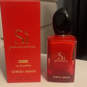 Armani si passione intense parfym - Parfym från armani Si kollektionen. Säljes då jag har andra favorit parfymer. 50ml förpackning men det är lika mycket kvar som bild två (det svarta strecket) ca 75% + kvar.  Nypris 1250kr, inköpt på kicks.