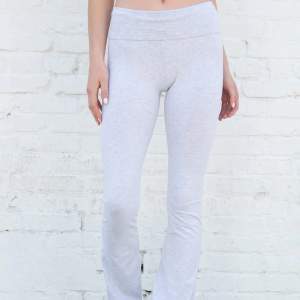 Jätte fina gråa yoga pants från Brandy Melville i storlek xs/s! Använd få gånger, sälja då dem inte kommer till någon användning!🫶🏻