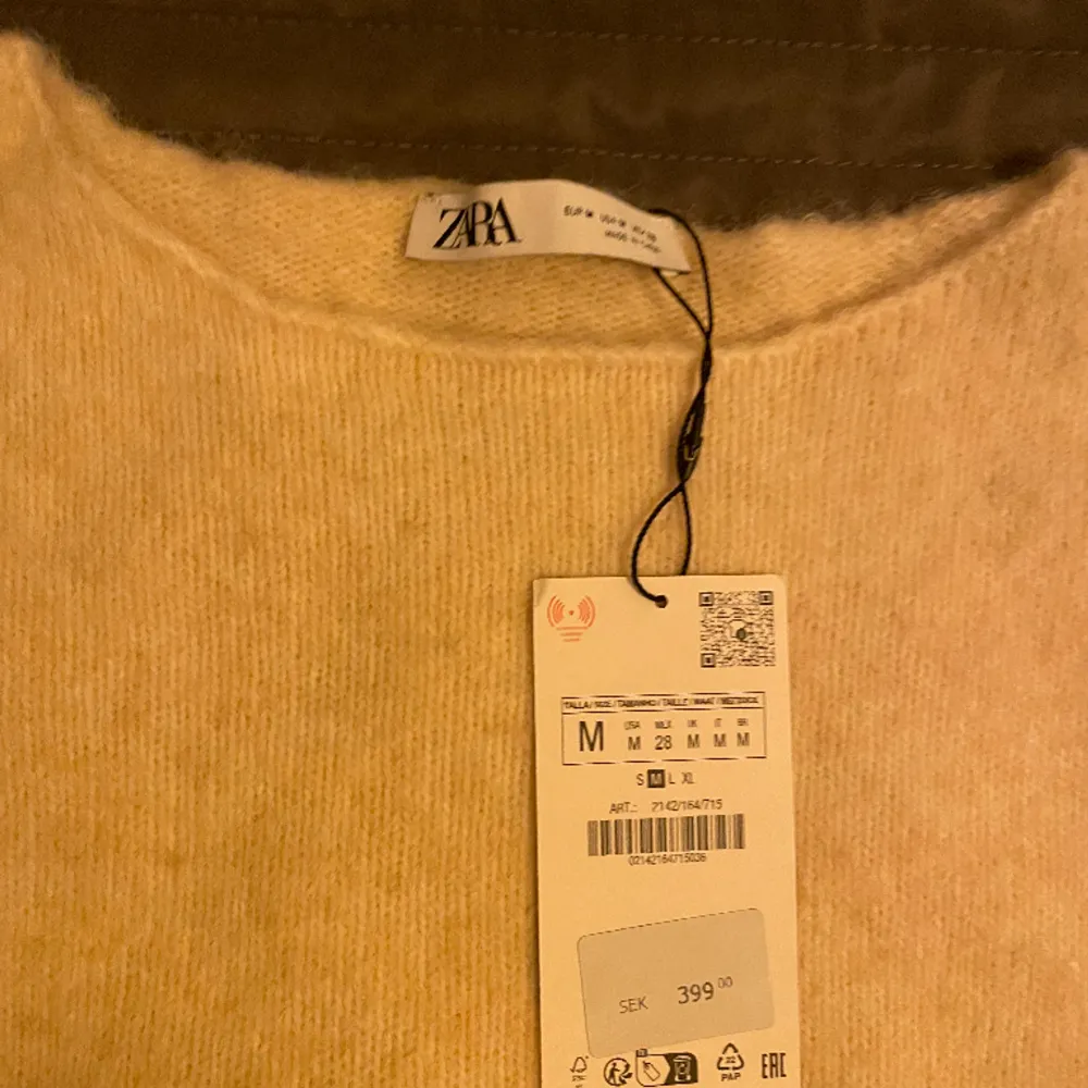 oanvänd stickad tröja från zara. storlek M men skulle säga att den sitter mer som en S. HELT NY! nypris:400kr . Tröjor & Koftor.
