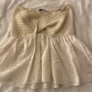 Zaratopp - Säljer min jättefina topp från zara då den inte kommer till användning längre❤️ nyskick, hör av er vid frågor eller intresse❤️