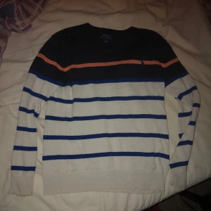 XS - Säljer stickad polo Ralph lauren tröja, då den är för liten för mig. Den har inte använts på jättelänge, så den är i bra skick.