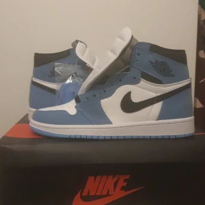 AIR JORDAN 1 RETRO HIGh OG - Helt nytt och o använt. Boxen är bara lite skadad. 