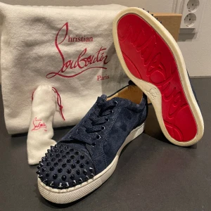 Christian Louboutin  - Tja! Säljer nu mina ”Loubs”  Skicket är 9/10 allt är som det ska. Skorna är svåra att få tag på! OBS‼️  Mockan ser dålig ut på bild men perfekt IRL Box, dustbag osv kommer med. Buda gärna privat!