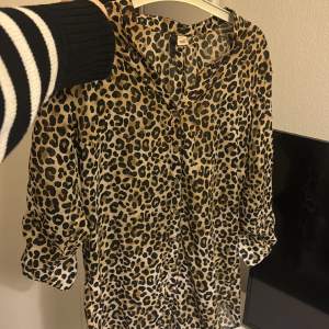 En fin leopard blus som kan användas som klänning och blus