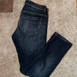 Dondup jeans - Säljer ett par dondup jeans som ej passar längre, storlek: 32. Modellen är George skinny fit. Färgen är mörkblå med små slitningar på ena benet. Skick: 8/10 inte använda så mycket. Nypris 2300kr men säljer för 950kr.