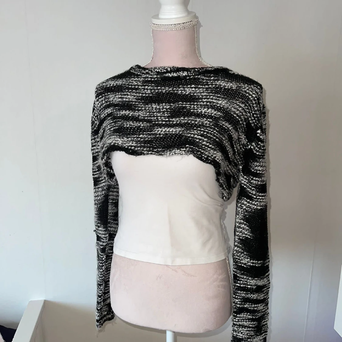 Stickad grå och svart kofta