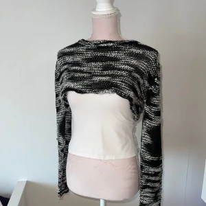 Stickad grå och svart kofta  - Stickad överkofta i stolen S. Använd bara en gång. För bara 65kr! 