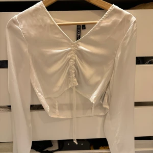 Vit blus i siden liknande tyg  - Såå fin tröja i siden liknande tyg. Tyvärr förliten för mig så har aldrig använt den. Lappen finns kvar! Skulle säga att den är liten i storlek så snarare en S