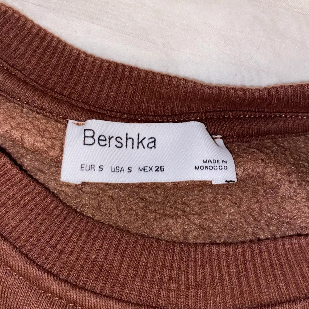 En snygg tröja från Bershka med tryck!💓. Tröjor & Koftor.
