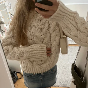 Stickad tröja zara - Mysig stickad tröja från zara, knappt använd