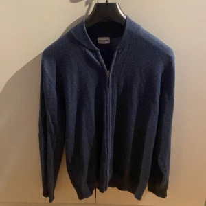 Full zip hoddie - Säljer min stilrena full zip hoddie som är stickad, den är från John Henric och är i 9/10 skick då den är sparsamt använd! Hör av er vid intresse 