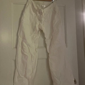 Linnebyxor  - Superfina linnebyxor som är raka i benen. 