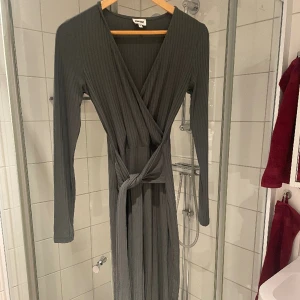 Klänning bubbleroom - Helt ny oanvänd klänning från Bubbelroom, ribbad. Grå/grön färg. Slutar på mitten av vaden (på mig som är 163)