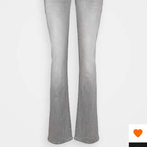 Säljer mina fina gråa Ltb jeans lånade bilder) kontakta mig för fler bilder💕💕 nypris 829kr och jag säljer för 450. Dom är i fint skick och inte så mycket använda! Säljer för att dom inte kommer till användning. 