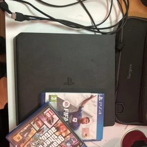 PS4 Slim - Har haft det här Ps4 i ett 1 år, slutade använda det eftersom jag hitta andra intressen. Hade knappt tid och spela och ligger nu på hyllan oanvänd. Vill sälja Ps4 vid folk som har behov av det.   Tyvärr följer ingen kontroll med! Mendu får även2 spel