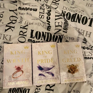 King of series - Säljer denna sjukt bra king of sinns serien av ana huang! Så himla bra och härliga böcker som verkligen måste läsas! Säljer dessa i ett jättebra pris så passa på!❤️❤️ org pris ( 250kr x 3) 