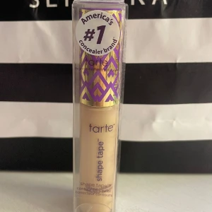 Tarte concealer 22N - Säljer min helt nya Tarte concealer i färgen 22N. Säljer pga fel färg. Det är Tartes vanliga concealer (shape tape). Den är enbart testad på handen en gång. Kvitto finns kvar. Köpt på Sephora för 379kr. 