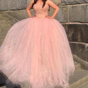 Balklänning  - Jättefin balklänning som jag endast har använt en gång. 💕 Äkta kristaller😍  Storlek 38 men väldigt justerbar vid ryggen så den passar nog andra storlekar också.  