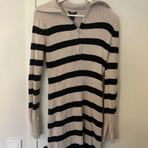 Stickad klänning  - Super fin oanvänd klänning, mini längd. 