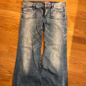 Vintage HM jeans - Vida och lowwaist  Mått: Midja: 38,5 cm Innerben: 74,5 cm Benslut: 27 cm (vida) Gren: 19 cm