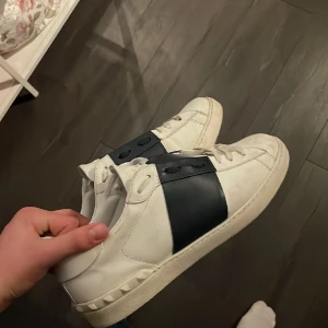 Valentino opens  -  har inget og  Ba skorna som säljes  Kom med bud eller byten 