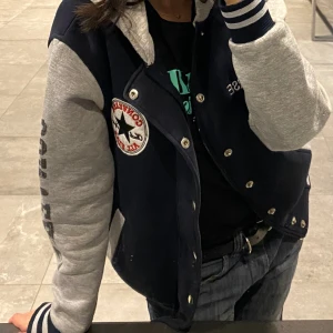Converse kofta - Fin conversekofta i nyskick, använd ett fåtal gånger. Storlek S men passar lite oversized på XS också.
