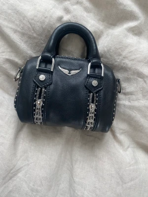 Zadig nano väska - Har bestämt mig för att sälja min Zadig väska!!! Den minsta modellen. Köpt för två år sedan men väldigt sparsam använd! I verkligen fint skick! Priset är ej förhandlingsbart ❤️först till kvarn! Betalning via Swish + 80kr frakt