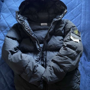 Stone island jacka  - Äkta jacka, kvitto finns. Storlek Large. Väldigt mötkblå.
