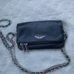 Zadig Voltaire väska  - Säljer fin Zadig Voltaire väska i den lilla modellen. Den är Knappt använda och i fint skick.  Original pris: 2350kr Mitt pris: 1300kr 