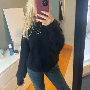 stickad tröja  - svart stickad tröja, jätte användbar😇😇