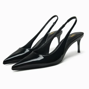 Zara klackar - Säljer ett par helt nya klackar från zara. Fick de i julklapp, men de var tyvärr för små för mig, och kan ej lämna tillbaka de längre. Klassiska o eleganta klackskor, storlek 38, klackhöjd: 6cm.   Helt slutsålda. 