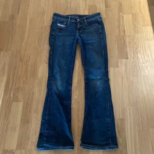 Diesel jeans - Säljer dessa fina diesel jeans i väldigt bra skick. Tyvärr är dem lite små. Skriv om ni vill ha fler bilder eller mått.💗