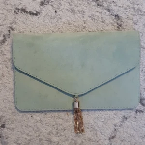 Clutch  - Använd 1 gång. Mått 28 x 17 cm.