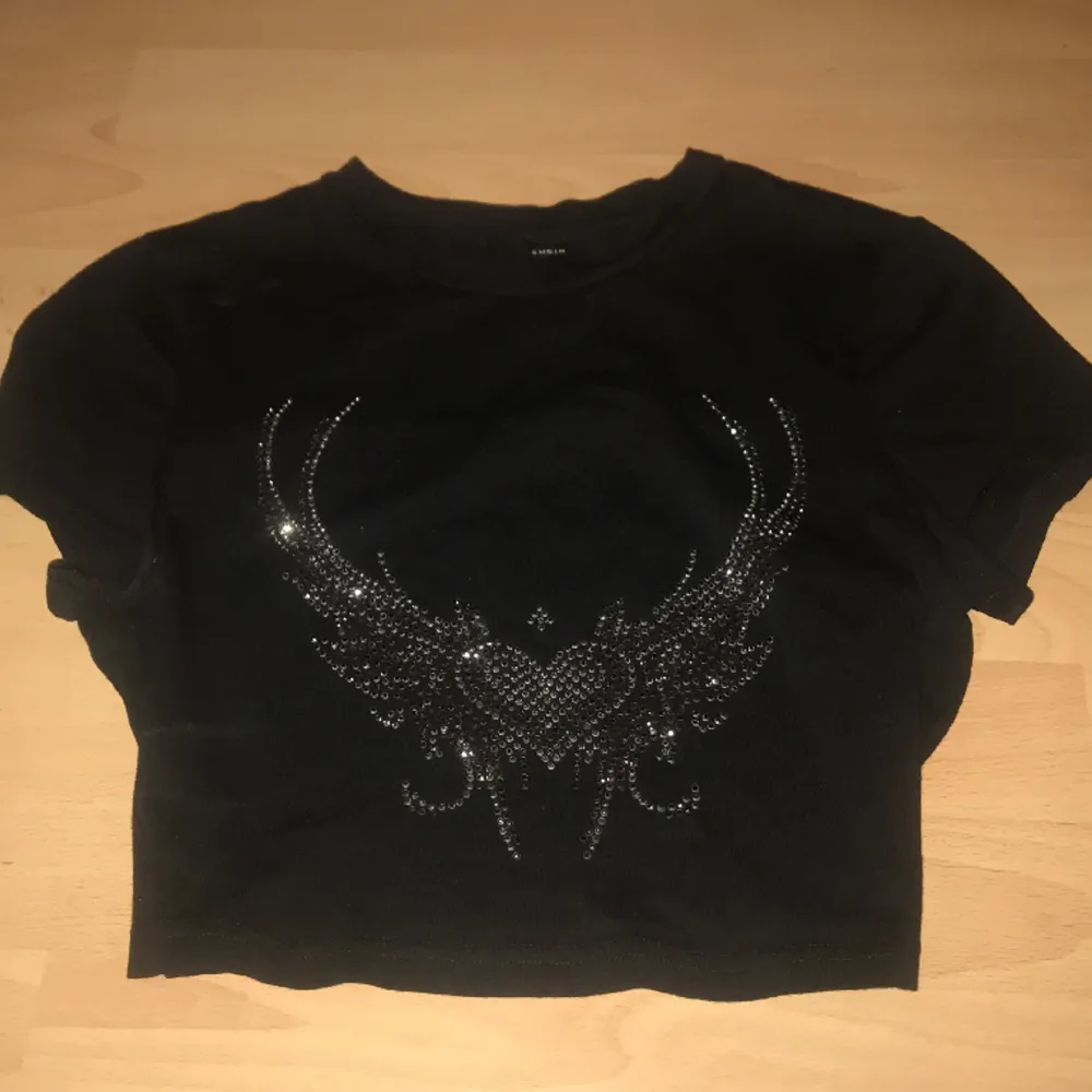 Mini t-shirt med rhinestones.  inga hål eller fläckar (aldrig använd) 🫶 . T-shirts.