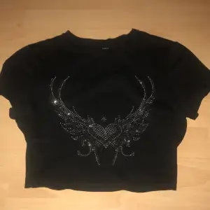 Mini t-shirt med rhinestones.  inga hål eller fläckar (aldrig använd) 🫶 