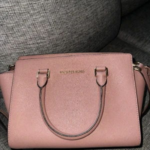 MK väska  - Äkta mk väska Den är några år gammal och har använt den några gånger men fortfarande godskick  Fråga om flera bilder!  :)