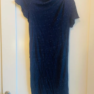 T-shirt klänning - T-shirt klänning see by chloe Använd men i gott skick. Extremt mjukt och skönt material 