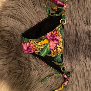 Victoria secret bikiniunderdel  - En jättefin och knappt använd Victoria secret bikiniunderdel. Storlek xs/s. Säljs pga stor garderobrensning. Kika gärna på mina andra annonser, säljer mycket. Samfraktar gärna:) 