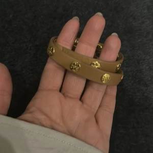 Tory burch armband i läder.  - Läderarmband från tory burch köpt på Johnells för 1099:-. 