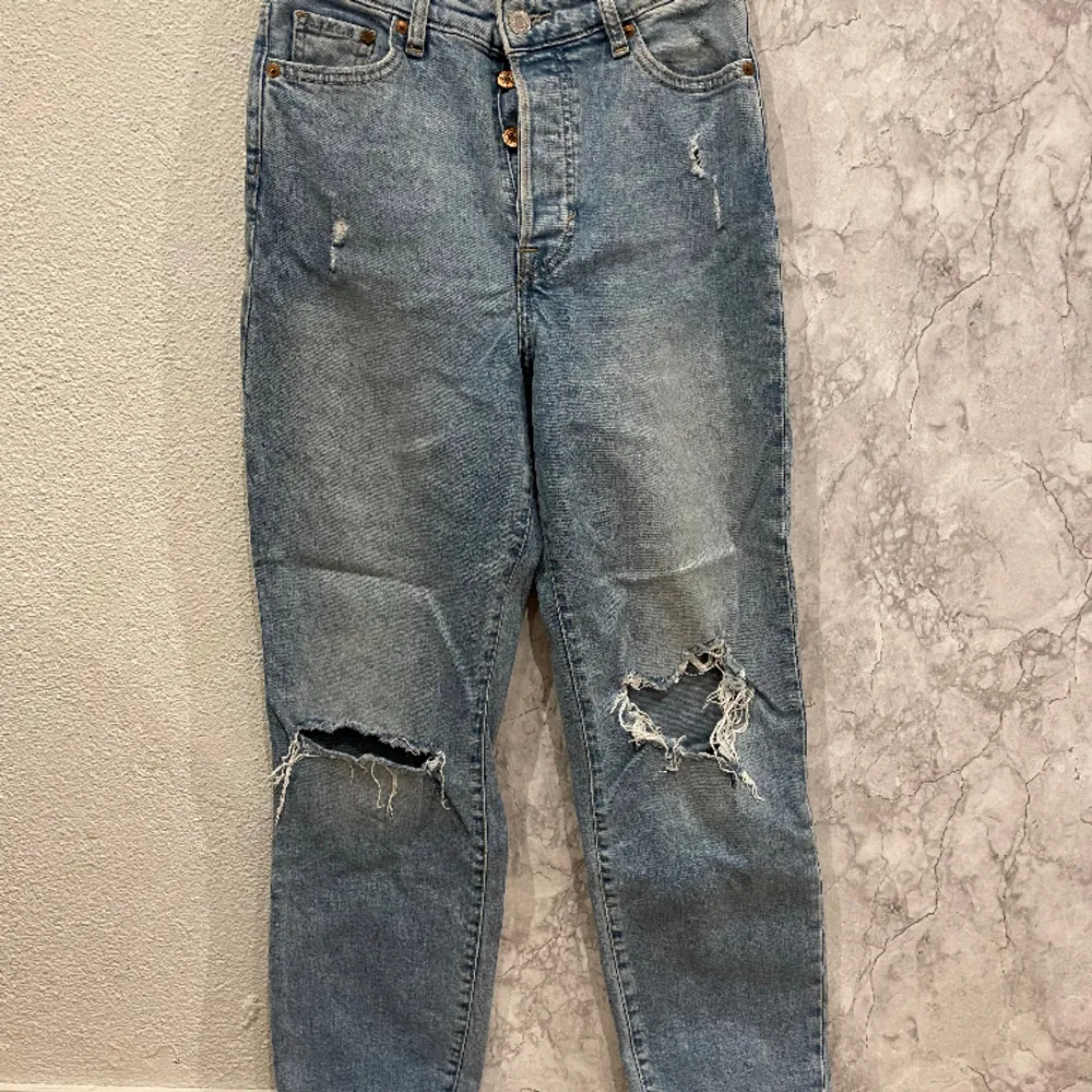 Mom jeans från H&M i storlek 32/34, de är knappt använda och i fint skick.. Jeans & Byxor.