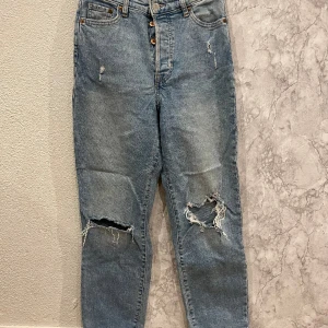 Jeans från H&M  - Mom jeans från H&M i storlek 32/34, de är knappt använda och i fint skick.