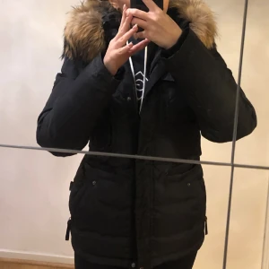 Hollies Jacka dam  - Säljer min Hollis jacka strlk 36 (xs-s) , bästa skick, inga skador, använd en vinter få gånger. Säljer pga för lite strlk,  Bara för intersserade , priset kan diskuteras vid snabb affär  Fraktas&hämtas upp samt komma och prova.  Skriv för mer info 💕