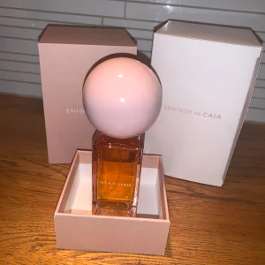 Caia Cosmetics Senteur parfym - Går inte längre att köpa på Caias hemsida och är endast tagen några spurt av så är som ny! Nypris 599kr